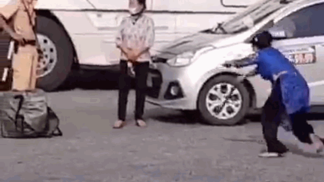 Video: Người phụ nữ đá dép rồi "đi đường quyền" ngay trước mặt CSGT