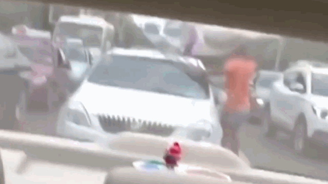 Video: Không trả tiền lau kính, nữ tài xế bị gã đàn ông đánh giữa phố