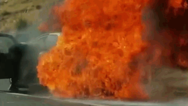 Video: Màn giải cứu 2 cụ già mắc kẹt trong ô tô đang bốc cháy