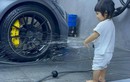 Con gái Cường Đô La chăm chỉ rửa xe "kiếm tiền nuôi heo đất"