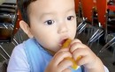 Biểu cảm cực "cute" của con trai Phạm Hương khi ăn chanh