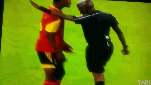 Video: Hài hước cầu thủ nằm lăn ăn vạ khi... va chạm trọng tài