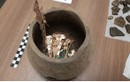 Tìm thấy hũ gốm 600 năm chứa đầy vàng, bạc và ngọc lục bảo 