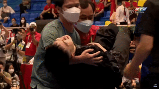 VĐV Văn Phương môn Wushu chấn thương nặng, được bế ra khỏi sàn đấu