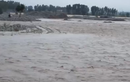 Video: Dùng cần cẩu cứu 2 người mắc kẹt do mưa lũ ở Trung Quốc