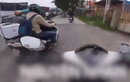 Video: Biker đập vỡ gương xe khách vì lấn làn, ép người đi xe máy