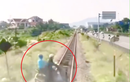 Video: Tài xế phóng xe máy vượt đầu tàu khiến dân mạng khiếp sợ