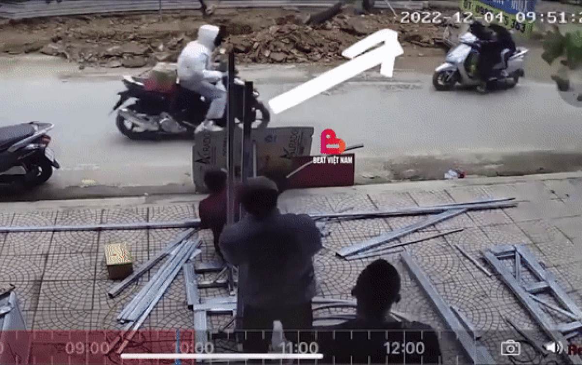 Thoát nạn, hai người đi xe máy hành động gây chú ý