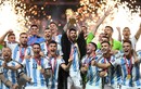 Khoảnh khắc Messi ăn mừng "tột độ" cùng Cúp vàng World Cup