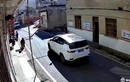 Video: Cậu bé suýt bị ô tô đâm 2 lần khi sang đường