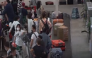 Video: Việt kiều chật vật lấy hành lý tại sân bay Tân Sơn Nhất