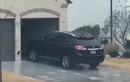 Video: Xe Lexus "trượt băng" hài hước ngay trước cửa gara