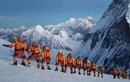 Leo lên đỉnh Everest, tốt nhất là không nên giúp đỡ người bị ngã?