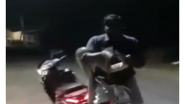 Video: Say rượu, người đàn ông chở trăn khủng tới đồn cảnh sát