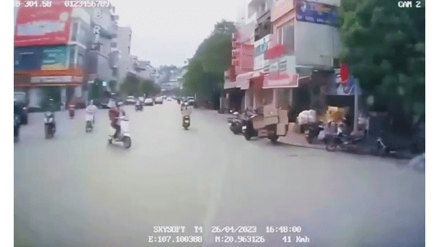 Tránh nữ sinh sang đường, xe khách lao vào cửa hàng ven đường