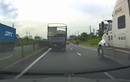 Video: Va chạm với xe tải, ô tô con lao lên dải phân cách