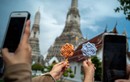 Món kem lấy cảm hứng từ ngói chùa Thái khiến du khách trầm trồ