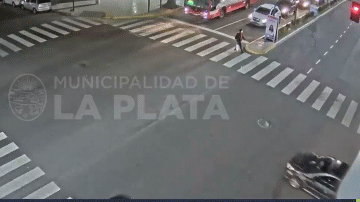 Video: Hai ô tô đâm nhau giữa ngã tư, người phụ nữ thoát chết 