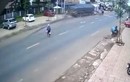 Video: Tránh người phụ nữ sang đường, xe đầu kéo gây tai nạn 