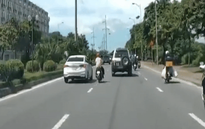 Video: Người đàn ông lái xe máy bất ngờ ngã văng xuống đường