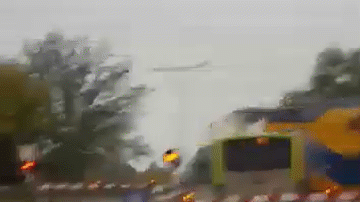 Video: Mắc kẹt trên đường ray, xe buýt bị tàu hỏa đâm vỡ đôi