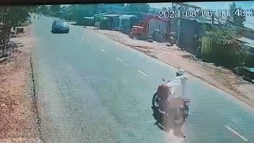 Video: Xe máy phóng tốc độ cao tông trực diện vào đầu ô tô 