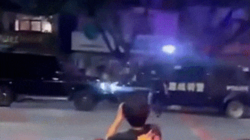 Video: Say rượu, tài xế Mercedes hung hăng đâm vào xe cảnh sát