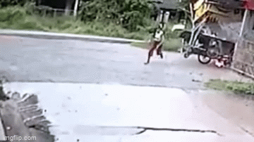 Video: Xe cấp cứu mất lái đâm vào quầy mì, người phụ nữ bỏ chạy