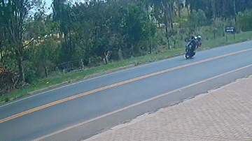 Video: Bốc đầu xe, nam thanh niên lao thẳng vào đầu xe tải