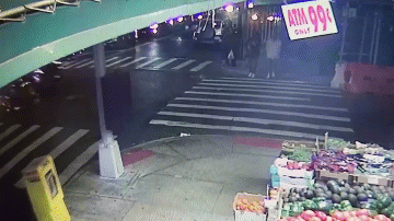 Video: Ô tô tông người đi xe máy bay vào cửa hàng hoa quả 