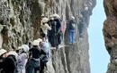 Trung Quốc: Kinh hoàng cảnh tượng du khách mắc kẹt trên vách núi