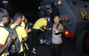 Bạo loạn VL World Cup: Cầu thủ Malaysia thoát thân bằng xe bọc thép nào?