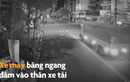 Video: Phóng như "tên lửa" qua ngã tư, xe máy va thẳng vào xe tải