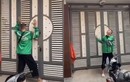 Video: Shipper “có tâm” đứng hát ngoài cửa để đánh thức khách ngủ quên