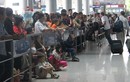Sân bay Tân Sơn Nhất đông kìn kịt khách đi, người đến