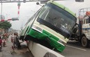  Giải cứu hàng chục khách khỏi xe bus chơi vơi giữa cầu Sài Gòn 