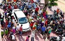 Bình Định: Hàng trăm người dân vây đôi nam nữ đi ôtô nghi bắt cóc trẻ em