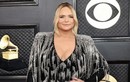 ‘Nữ hoàng nhạc đồng quê’ Miranda Lambert quyến rũ trên thảm đỏ Grammy 2023 với váy của Lê Thanh Hoà