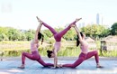 Tập yoga giữa thiên nhiên, chị em gây "thót tim" vì áo cổ sâu