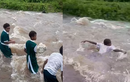 Cảnh học sinh bơi qua dòng nước chảy xiết tới trường gây sốc