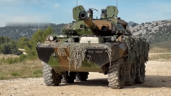 Tăng bánh hơi AMX-10 của Pháp bị phá hủy do giáp xe quá mỏng