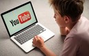 Học clip trên MXH, bé trai treo cổ suýt chết: Cha mẹ còn nhờ Youtube “trông con“?