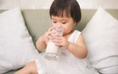 Bé gái suýt chết vì uống quá nhiều sữa tươi: Lời cảnh tỉnh bố mẹ