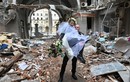 Bộ ảnh cưới bên đống đổ nát của cặp đôi Ukraine gây sốt