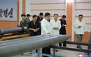 Ông Kim Jong-un thị sát nhà máy vũ khí, lái thử xe bọc thép