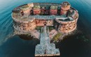 Cận cảnh pháo đài cổ của Nga nổi lên giữa mặt biển