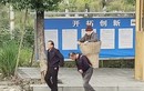 Trung Quốc: Cảnh hai anh em cõng mẹ đến bệnh viện gây sốt mạng