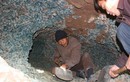 Đào móng, công nhân phát hiện 2.000 kg vật thể màu xanh lục