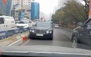 Xe Bentley chạy ngược chiều lại còn ngỗ ngược nháy đèn đòi nhường đường