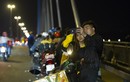 Người miền Tây về ăn Tết dừng ở cầu Mỹ Thuận chụp ảnh, ngắm cảnh đêm
